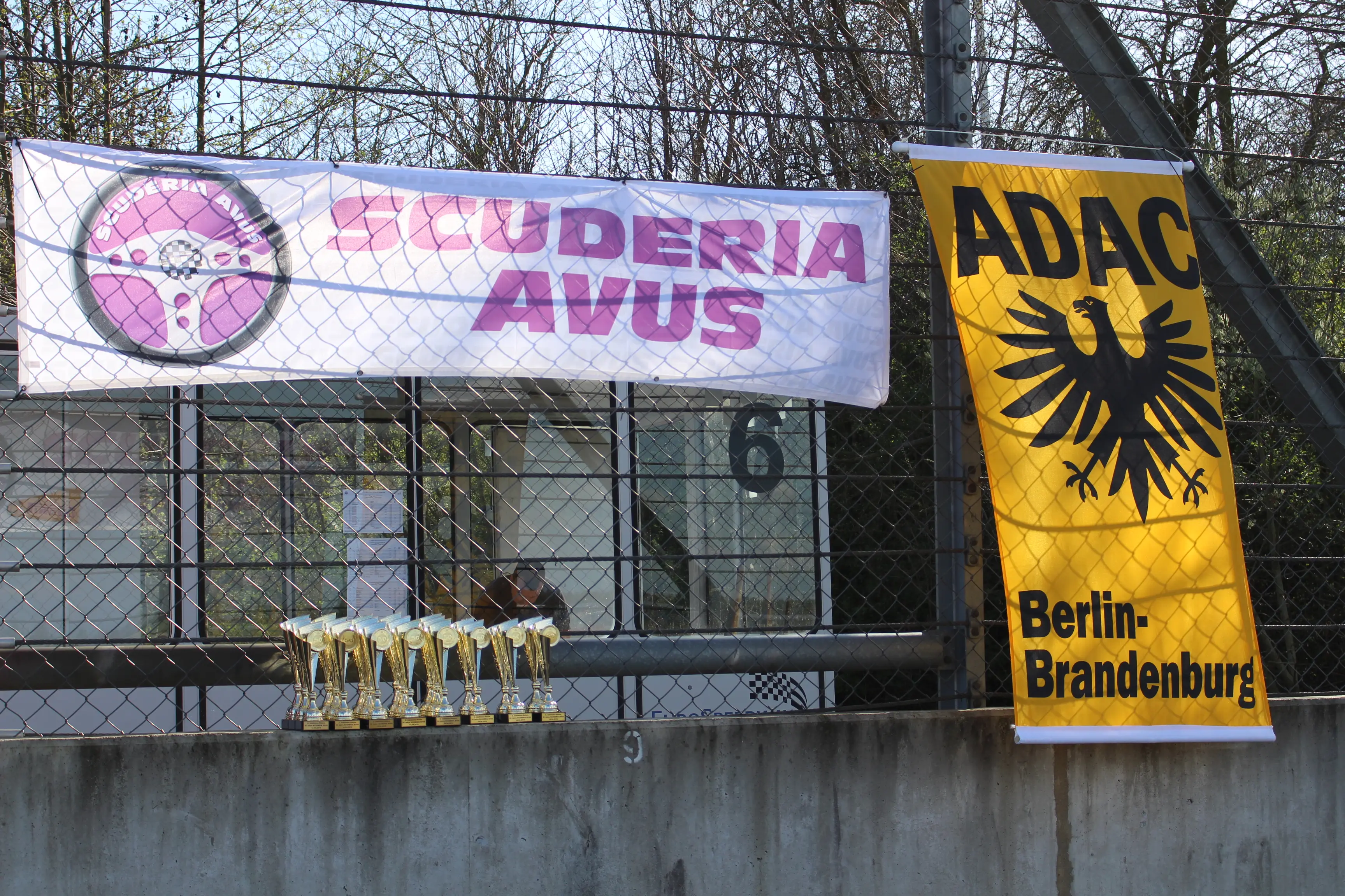 Scuderia AVUS Banner und ADAC Berlin-Brandenburg Flagge am Spreewaldring