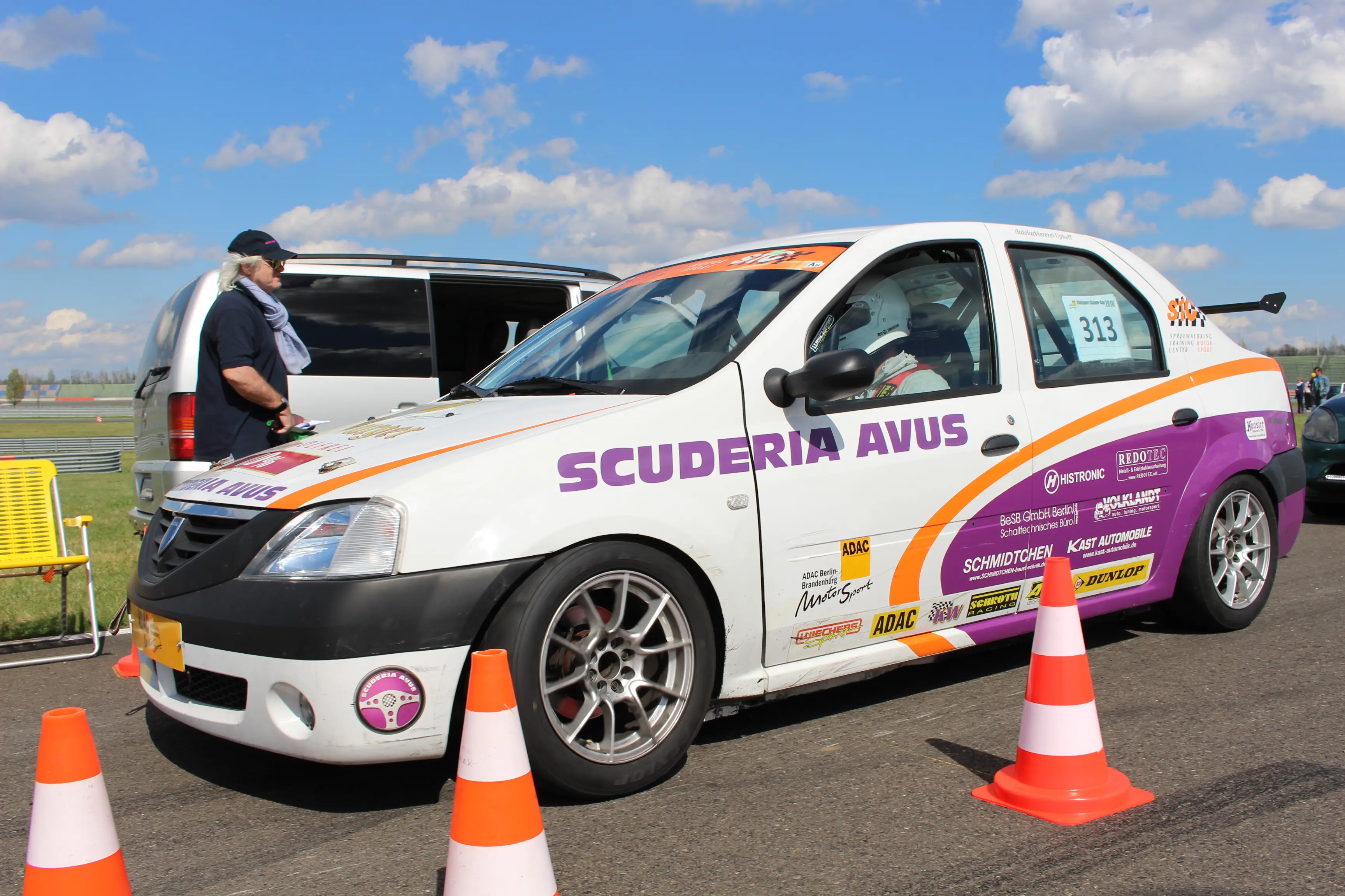 Dacia Logan Frontansicht am Start
