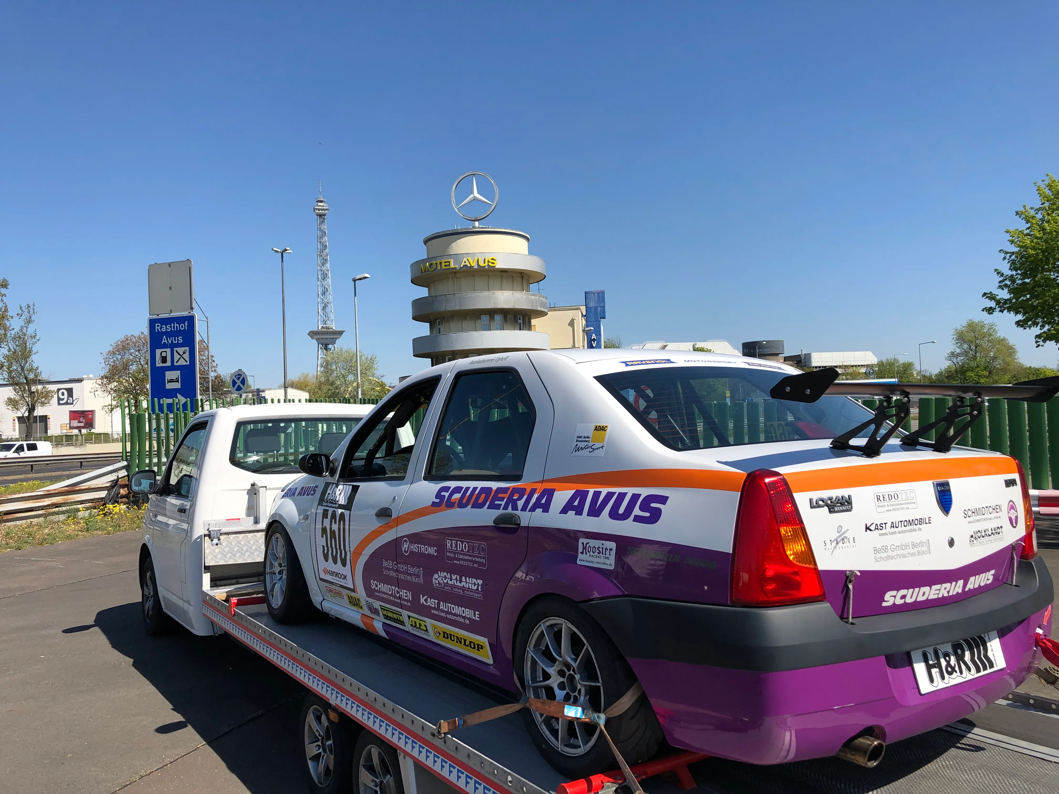 Dacia Logan auf dem Anhänger vor dem AVUS-Turm Berlin